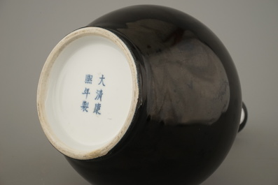 Vase de forme bouteille en porcelaine de Chine monochrome noir, marqu&eacute; Qianlong mais probablement 20e