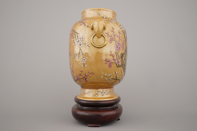 Remarquable vase avec support, fond marron, Chine, famille rose, 19e