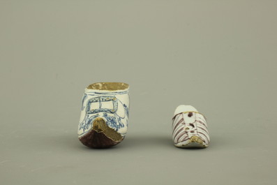 Lot de 4 souliers miniatures en fa&iuml;ence de Delft, bleu blanc et mangan&egrave;se, 18e