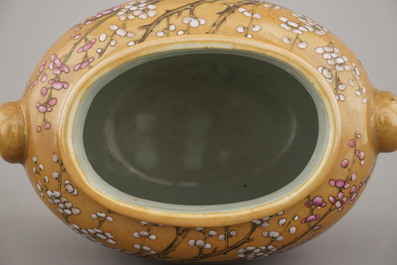 Remarquable vase avec support, fond marron, Chine, famille rose, 19e