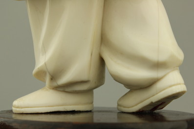 Figure de fille en ivoire sculpt&eacute;, Chine, R&eacute;volution Culturelle