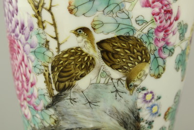 Pair de vases en porcelaine de Chine &agrave; d&eacute;cor de cailles, famille rose, d&eacute;but 20e