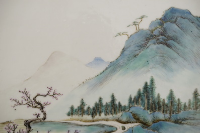 Paire de plaquettes en porcelaine de Chine avec peinture fine d'un paysage, 19e