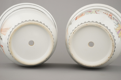 Paire de jardini&egrave;res avec support en porcelaine de Chine, famille rose, 20e