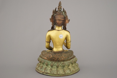Figure de Bouddha Amoghasiddi en bronze dor&eacute; incrust&eacute; de corail et de turquoise, 18e-19e
