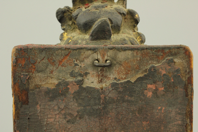 Figure de Guanyin en bronze partiellement dor&eacute;e, assise sur tr&ocirc;ne en bois lacqu&eacute;, dynastie Ming