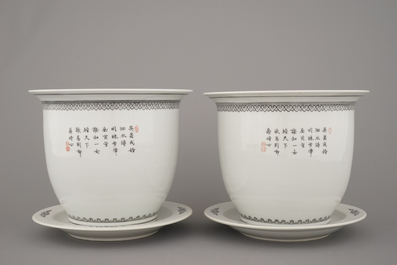 Paire de jardini&egrave;res avec support en porcelaine de Chine, famille rose, 20e