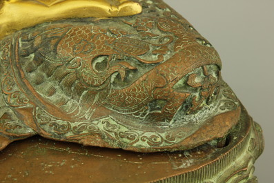 Figure de Bouddha Amoghasiddi en bronze dor&eacute; incrust&eacute; de corail et de turquoise, 18e-19e