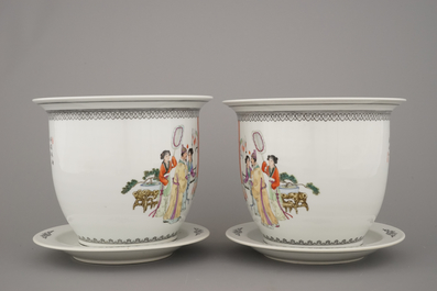 Paire de jardini&egrave;res avec support en porcelaine de Chine, famille rose, 20e