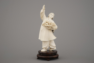 Figure de fille en ivoire sculpt&eacute;, Chine, R&eacute;volution Culturelle