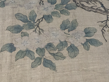 Grande peinture sur rouleau, encadr&eacute;e, &agrave; d&eacute;cor d'oiseau et de fleurs, Chine, 18e