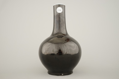 Vase de forme bouteille en porcelaine de Chine monochrome noir, marqu&eacute; Qianlong mais probablement 20e