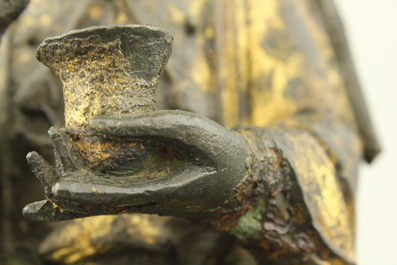 Figure de Guanyin en bronze partiellement dor&eacute;e, assise sur tr&ocirc;ne en bois lacqu&eacute;, dynastie Ming