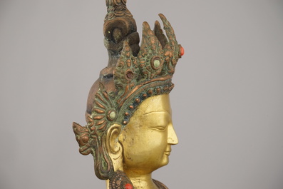 Figure de Bouddha Amoghasiddi en bronze dor&eacute; incrust&eacute; de corail et de turquoise, 18e-19e