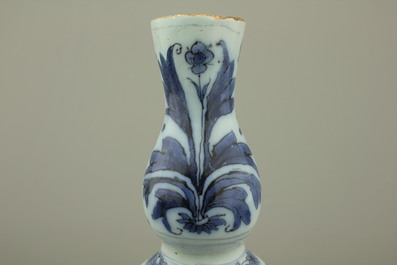Vase double gourde en fa&iuml;ence de Delft, bleu et blanc, env. 1680