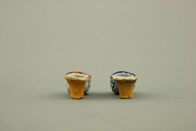 Lot de 4 souliers miniatures en fa&iuml;ence de Delft, bleu blanc et mangan&egrave;se, 18e
