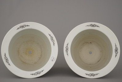 Paire de jardini&egrave;res avec support en porcelaine de Chine, famille rose, 20e