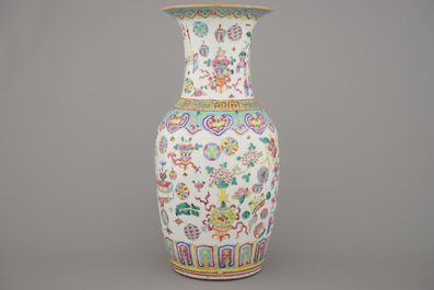 Vase en porcelaine de Chine &agrave; d&eacute;cor d'objets de lettr&eacute;s, famille rose, 19e