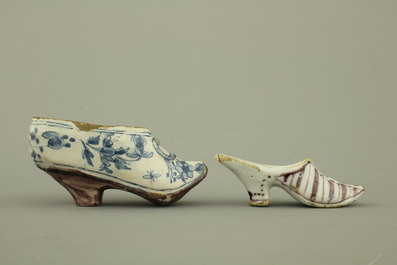 Lot de 4 souliers miniatures en fa&iuml;ence de Delft, bleu blanc et mangan&egrave;se, 18e