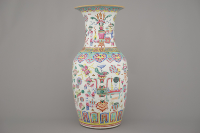 Vase en porcelaine de Chine &agrave; d&eacute;cor d'objets de lettr&eacute;s, famille rose, 19e