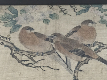 Grande peinture sur rouleau, encadr&eacute;e, &agrave; d&eacute;cor d'oiseau et de fleurs, Chine, 18e
