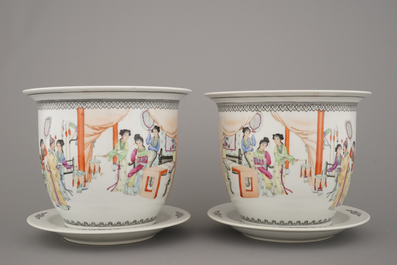 Paire de jardini&egrave;res avec support en porcelaine de Chine, famille rose, 20e