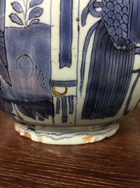 Vase en forme de bouteille en fa&iuml;ence de Delft, bleu et blanc avec chinoiserie, style Wan-Li, 17e