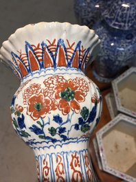 Vase c&ocirc;tel&eacute; en forme de bouteille en fa&iuml;ence de Delft, d&eacute;cor cachemire, env. 1700