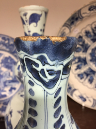 Vase en forme de bouteille en fa&iuml;ence de Delft, bleu et blanc avec chinoiserie, style Wan-Li, 17e