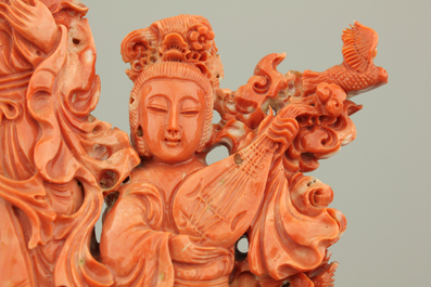 Groupe fine sculpt&eacute;e en corail rouge de Guanyin jouant le 'Qin', Chine, 19e