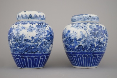 Paire de pots couverts en porcelaine de Japon, bleu et blanc, Arita, 19e