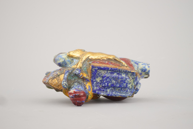 Chinese gesculpteerde figuur van een ruiter, beschilderd in lapis lazuli, 19e eeuw