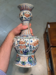 Vase c&ocirc;tel&eacute; en forme de bouteille en fa&iuml;ence de Delft, d&eacute;cor cachemire, env. 1700