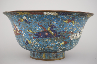 Coupe chinoise cloisonn&eacute;e "Horses of Mu Wang", dynastie Ming