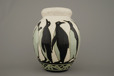 Une vase aux penguins, Charles Catteau pour Boch K&eacute;ramis, vers 1927