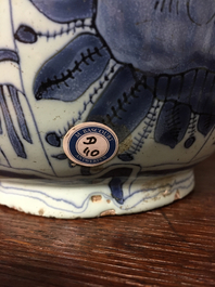 Vase en forme de bouteille en fa&iuml;ence de Delft, bleu et blanc avec chinoiserie, style Wan-Li, 17e