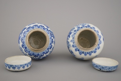 Paire de pots couverts en porcelaine de Japon, bleu et blanc, Arita, 19e