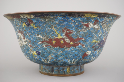 Coupe chinoise cloisonn&eacute;e "Horses of Mu Wang", dynastie Ming