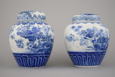 Paire de pots couverts en porcelaine de Japon, bleu et blanc, Arita, 19e