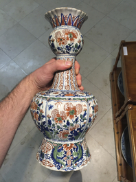 Vase c&ocirc;tel&eacute; en forme de bouteille en fa&iuml;ence de Delft, d&eacute;cor cachemire, env. 1700