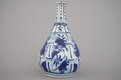 Blauw en witte Chinese Wan-Li fles met paarden, Ming-dynastie, 16e eeuw