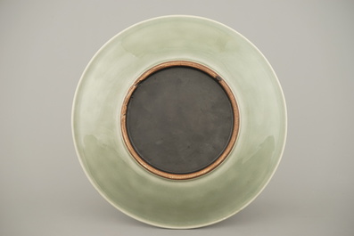 Celadon schotel in Chinees porselein met lotusversiering, 19e eeuw