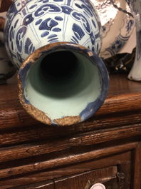 Vase en forme de bouteille en fa&iuml;ence de Delft, bleu et blanc avec chinoiserie, style Wan-Li, 17e