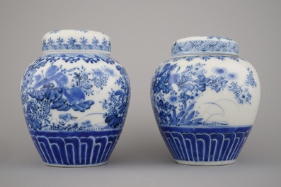 Paire de pots couverts en porcelaine de Japon, bleu et blanc, Arita, 19e