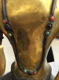 Figure de Bouddha Amoghasiddi en bronze dor&eacute; incrust&eacute; de corail et de turquoise, 18e-19e