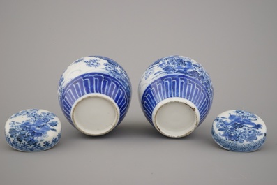 Paire de pots couverts en porcelaine de Japon, bleu et blanc, Arita, 19e