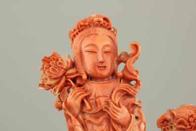 Groupe fine sculpt&eacute;e en corail rouge de Guanyin jouant le 'Qin', Chine, 19e