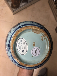 Vase en forme de bouteille en fa&iuml;ence de Delft, bleu et blanc avec chinoiserie, style Wan-Li, 17e