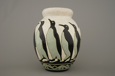 Une vase aux penguins, Charles Catteau pour Boch K&eacute;ramis, vers 1927