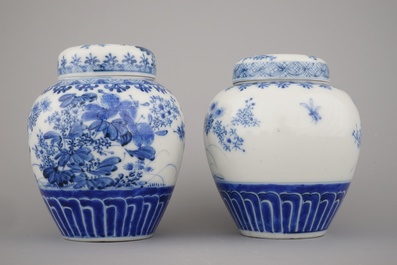 Paire de pots couverts en porcelaine de Japon, bleu et blanc, Arita, 19e